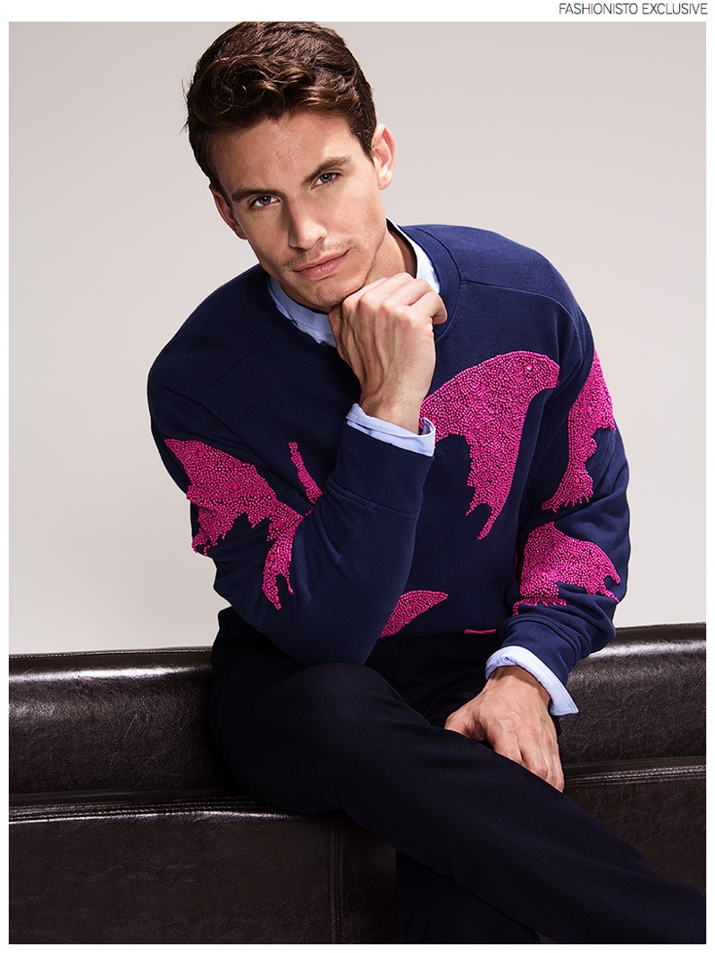 Fashionisto Exclusive Jeff Thomas 005 Jeff wears sweatshirt H&M, shirt Thom Browne and trousers Ralph Lauren.