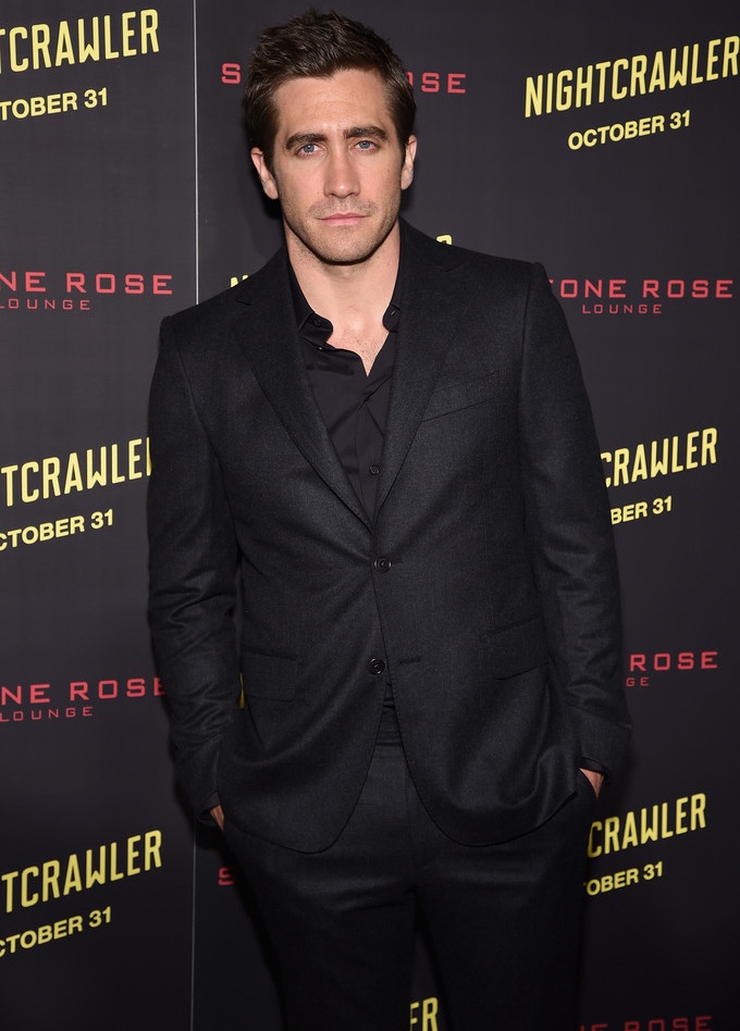 Promoting his latest movie 'Nightcrawler', actor Jake Gyllenhaal hit up the New York premiere on October 27th, cleaning up in a relaxed but tailored black on black look.