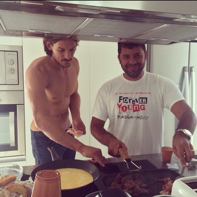 Jarrod Scott cooks breakfast with photographer Mariano Vivanco.