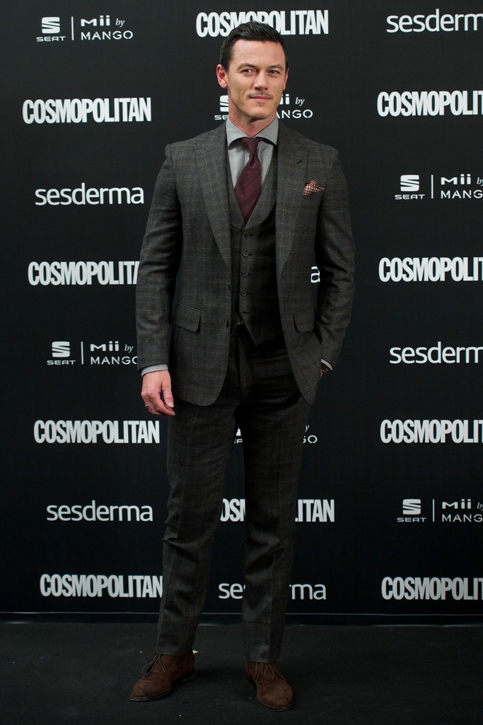 Later that day, Luke Evans attended the Cosmopolitan Fun Fearless Awards at the Ritz Hotel, wearing another dashing suit from Gieves & Hawkes fall-winter 2014 collection.