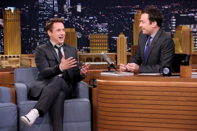 Appearing on 'The Tonight Show with Jimmy Fallon' earlier this month on the 8th, actor Robert Downey Jr. wore an extra fine toile blazer and trousers from The Kooples. Promoting 'The Judge', he paired his slim-cut suit with a skinny black tie, print dress shirt and white sneakers.