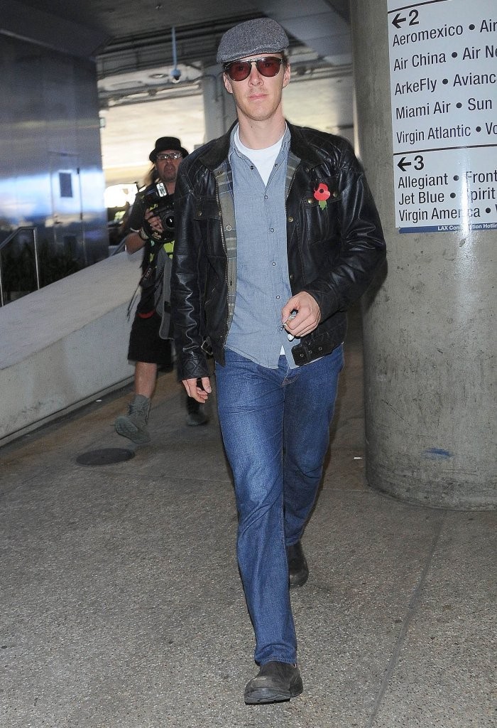 Spotted departing LAX on November 7th, Benedict Cumberbatch's laid-back look included a versatile leather jacket, classic blue denim jeans and a driver's cap.