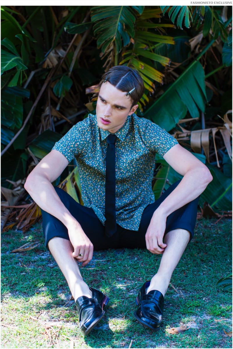 Bryton wears shirt Topman, tie RDX, cropped pants Jack London and shoes Ted Baker.
