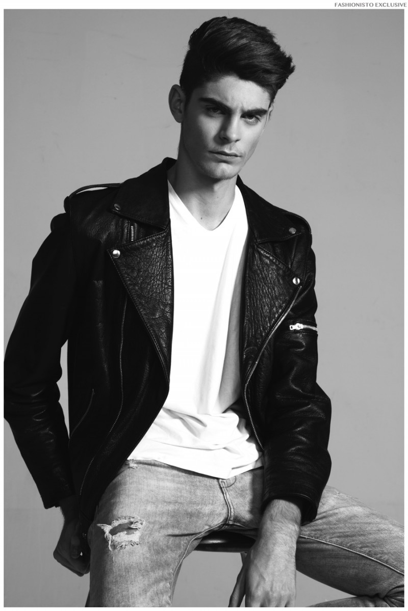 Jorge wears vintage leather jacket, t-shirt H&M and jeans Zara. 