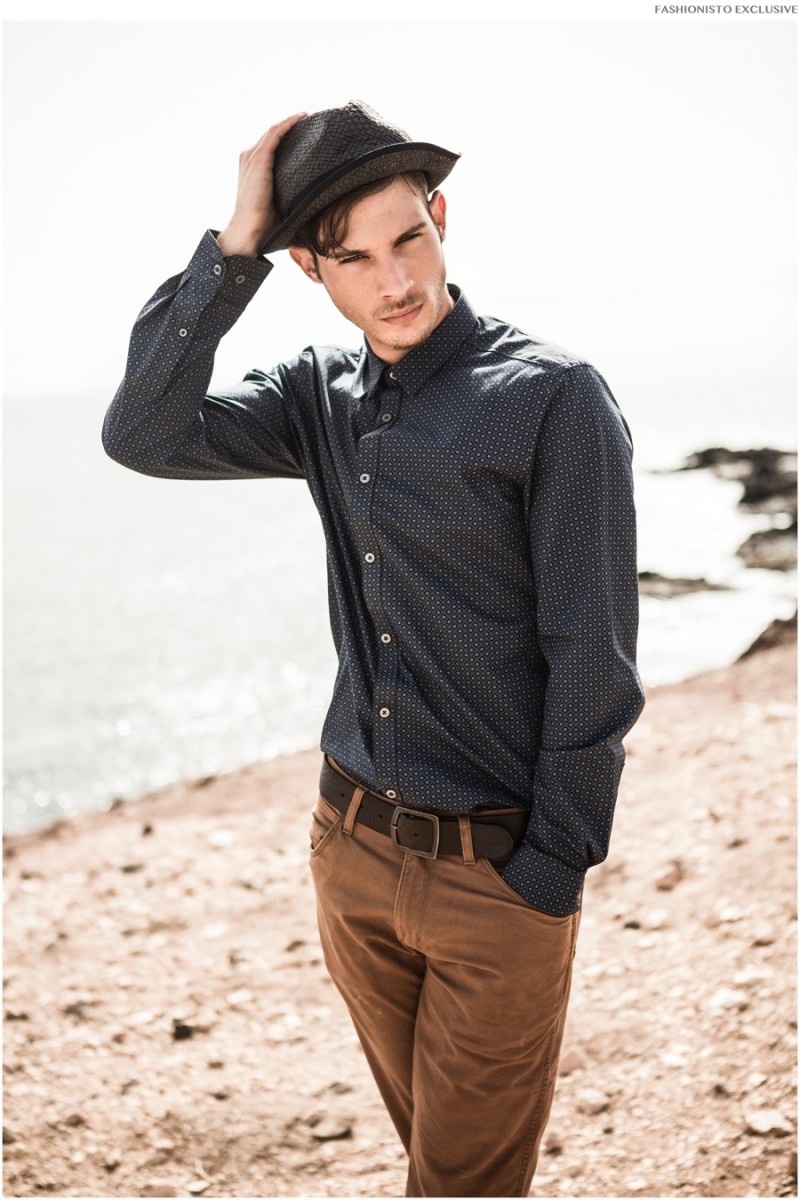 Mauro wears shirt Ben Sherman, pants Wrangler, shoes Martinelli, hat Ben Sherman and belt Wrangler.