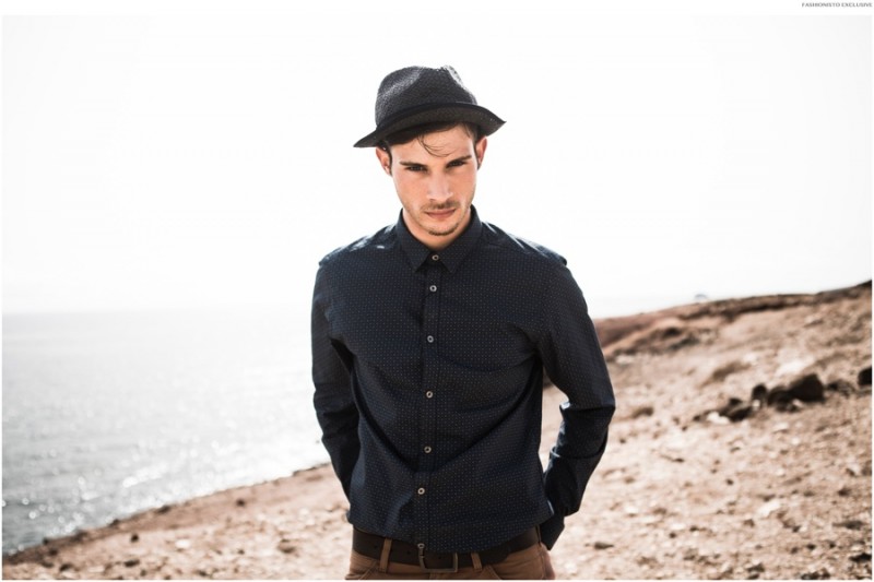 Mauro wears shirt Ben Sherman, pants Wrangler, shoes Martinelli, hat Ben Sherman and belt Wrangler.