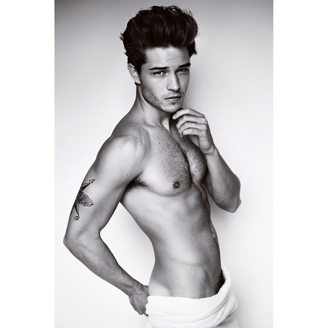 Following a recent round of images, photographer Mario Testino continues his 'Towel Series', connecting with Brazilian model Francisco Lachowski. Francisco delivers a sharp angle as he poses for the black & white images. The leadinb Brazilian model recently appeared in a holiday lookbook fro RW & CO.