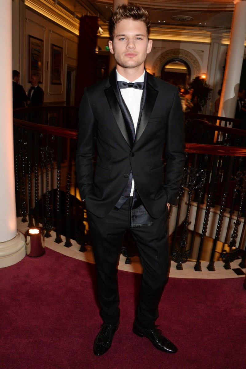 Brining a young flair to the event, Jeremy Irvine was dapper in a tailored formal number with scarf from Burberry.