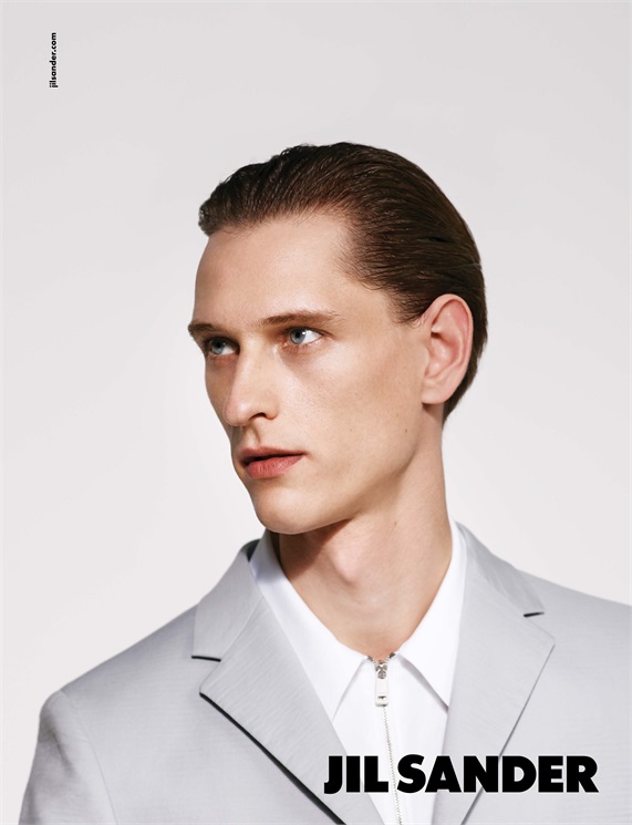 After starring in Jil Sander's fall-winter 2014 campaign, model Rogier Bosschaart reunites with the brand for its upcoming spring-summer 2015 advertisements. Hitting the photo studio with photographer Collier Schorr, Rogier delivers a minimal close-up, highlighting Jil Sander's minimal details, here reflected with a zippered dress shirt and a blazer with narrow lapels.