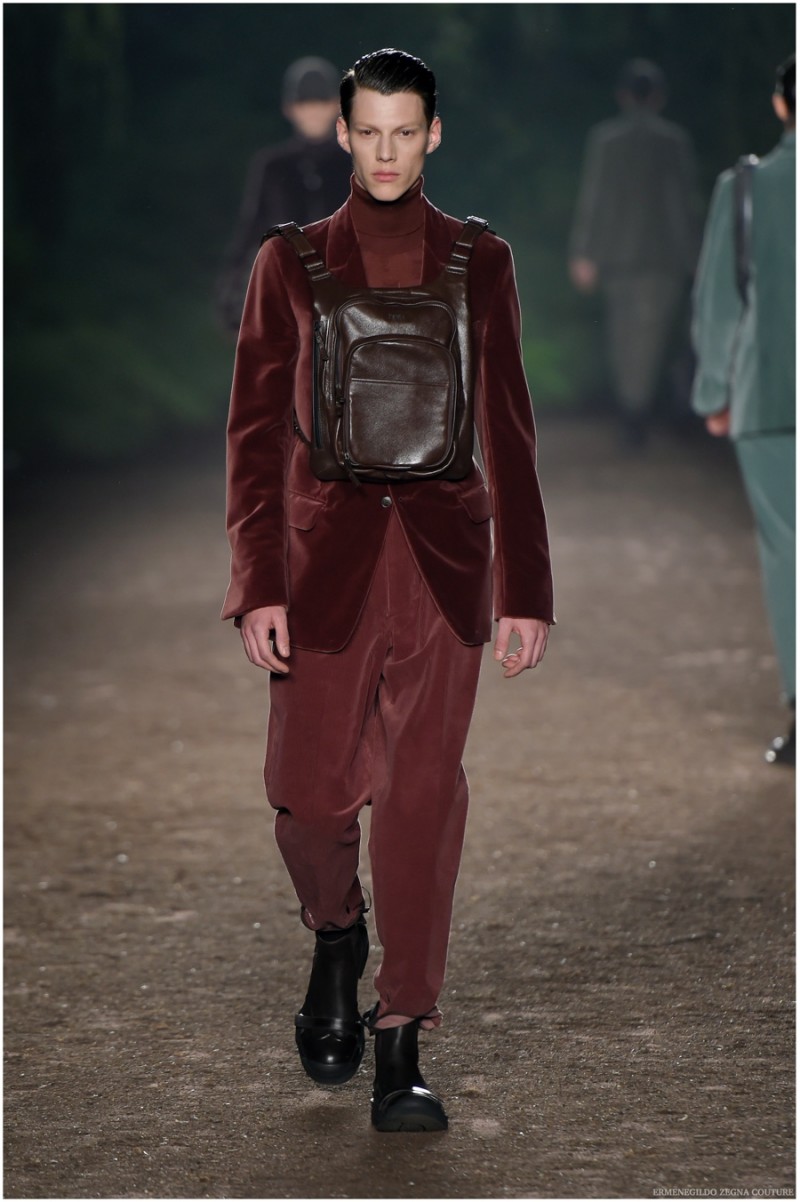 Ermenegildo Zegna Couture Fall-Winter 2015 Menswear Collection. Velvet and corduroy contributed to the ideal marriage of fabrics as Ermengildo Zegna Couture creative director Stefano Pilati presented his latest design efforts. Dressed in rich, autumnal tones, Pilati's take on corduroy staples were simply luxurious. 