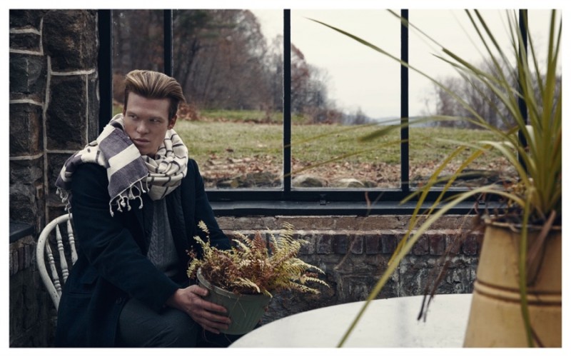 Henry wears coat Prada, sweater Hugo Boss, pants Calvin Klein and scarf Berlyn 65.