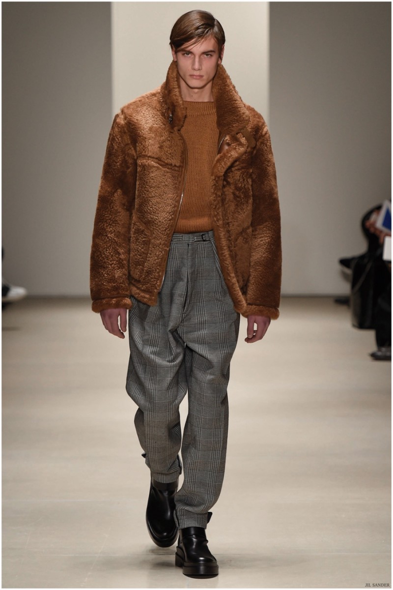 Jil Sander Fall-Winter 2015 Menswear Collection. Minimal design meets a luxurious fabric treatment as Jil Sander flexes a rich attitude with a brilliant, short shearling jacket.