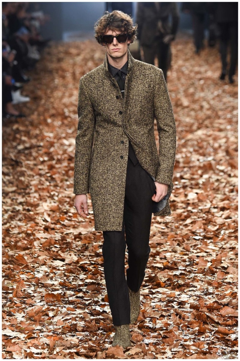 John Varvatos Fall-Winter 2015 Menswear Collection. When it comes to designers, John Varvatos is the king of rock. Inspired by Bob Dylan, Varvatos delivered a fall outing, perfect for a day in Central Park. Among the lineup was a sharp, tailored leopard coat.