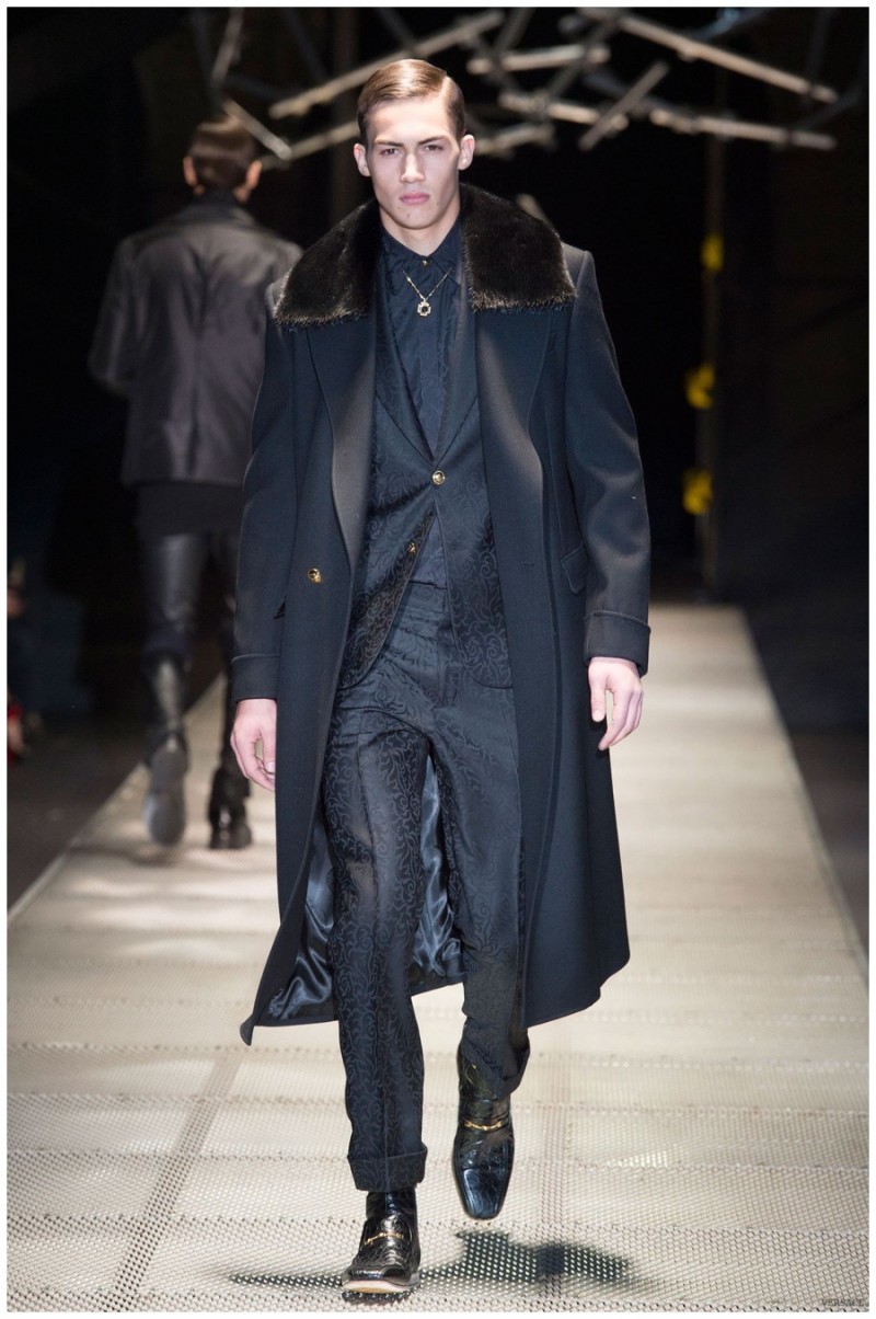 Versace Stripped: Versace Fall/Winter 2015 Menswear Collection Focuses ...