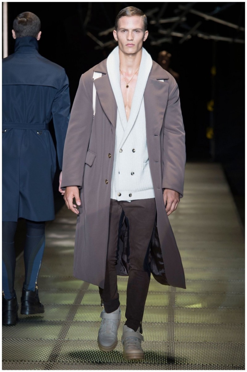 Versace Stripped: Versace Fall/Winter 2015 Menswear Collection Focuses ...