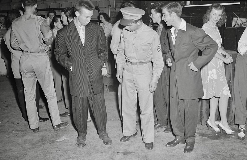 A soldier takes a look at the zoot suit trend in Washington D.C. in 1942. 