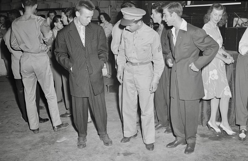 A soldier takes a look at the zoot suit trend in Washington D.C. in 1942. » 1940s Men’s Fashion: How History Shaped the Decade A soldier takes a look at the zoot suit trend in Washington D.C. in 1942.