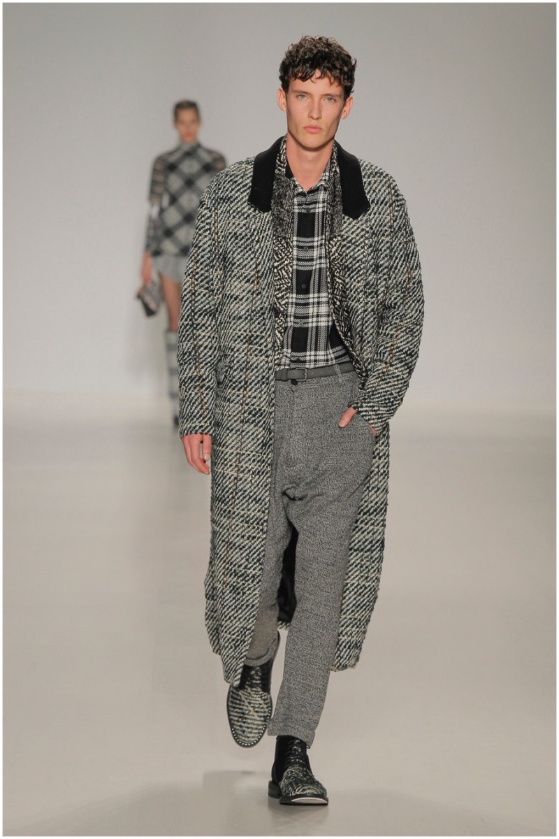 Custo Barcelona played with houndstooth in different scales, delivering a printed delight. Custo Barcelona Fall/Winter 2015 Menswear Collection.