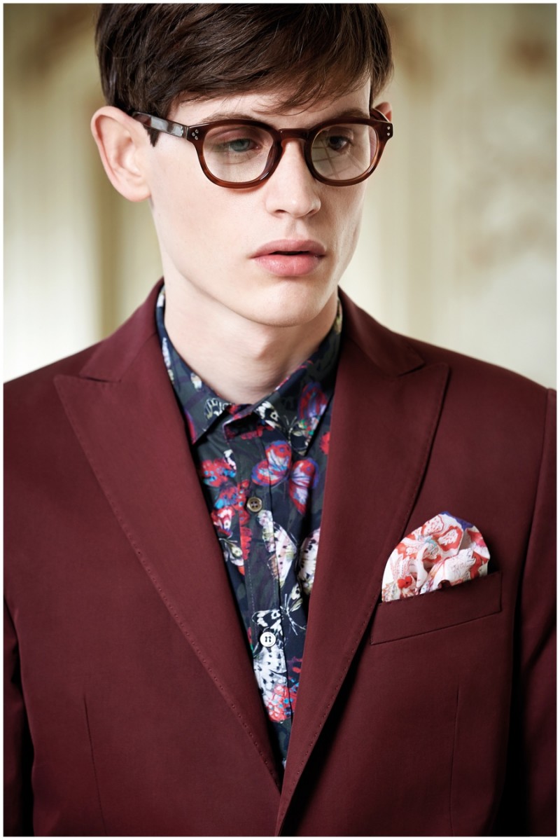 Model Jakub Pastor dons a sartorial suiting number that is updated with a dress shirt featuring a lively print.