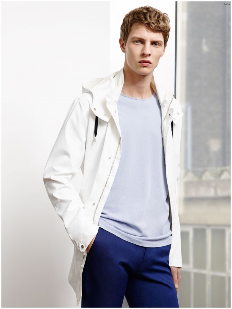 WHITE HOODED PARKA / Washed effect t-shirt / BASIC BLUE TROUSERS