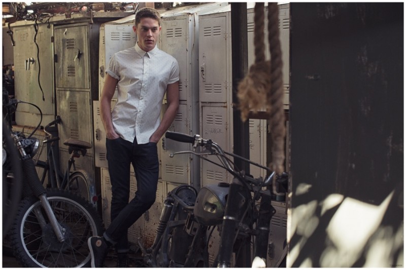 Cesar Casier takes it easy in a slim white short-sleeve button-down.