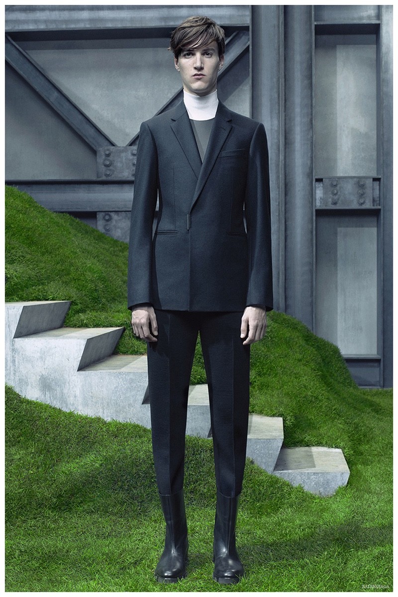 Balenciaga Embraces Minimal, Sharp Tailored Lines for Fall/Winter 2015 Collection