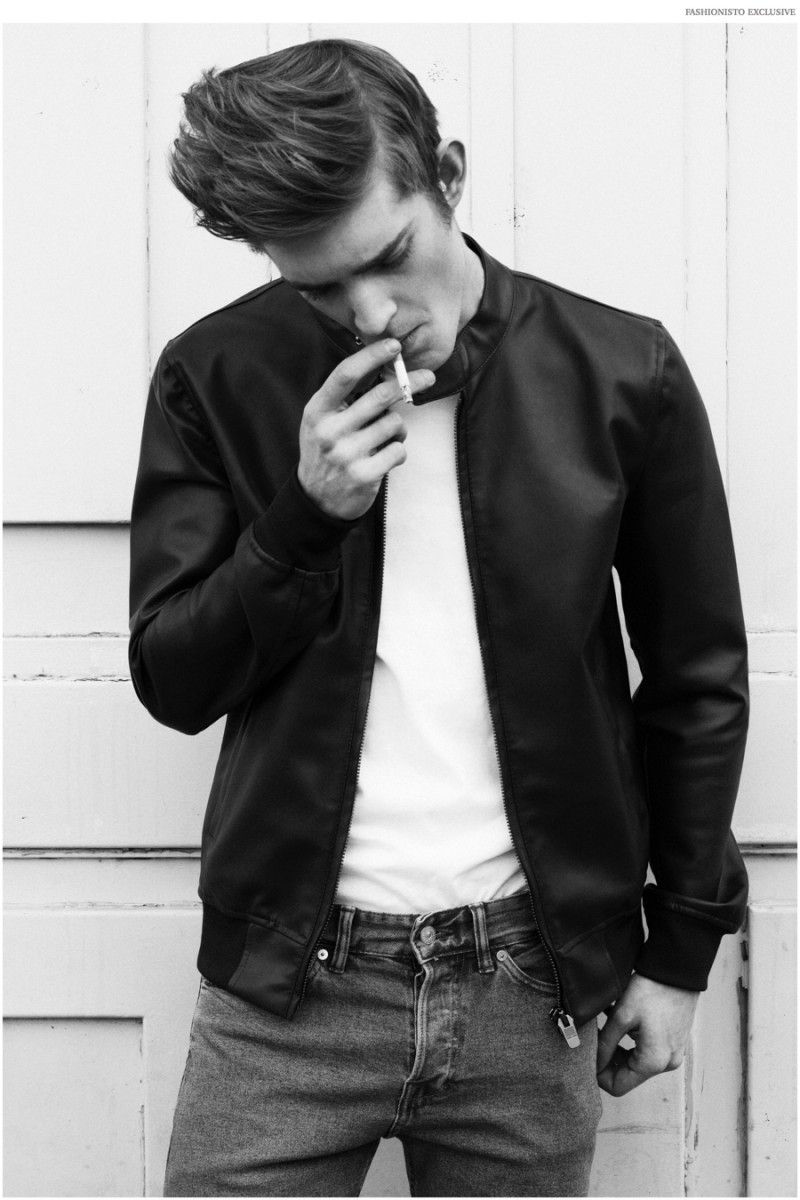 Diego wears bomber jacket Zara, t-shirt COS and jeans Levi's.