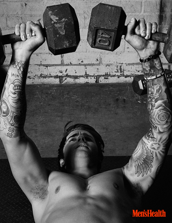 Justin Bieber lifts weights.