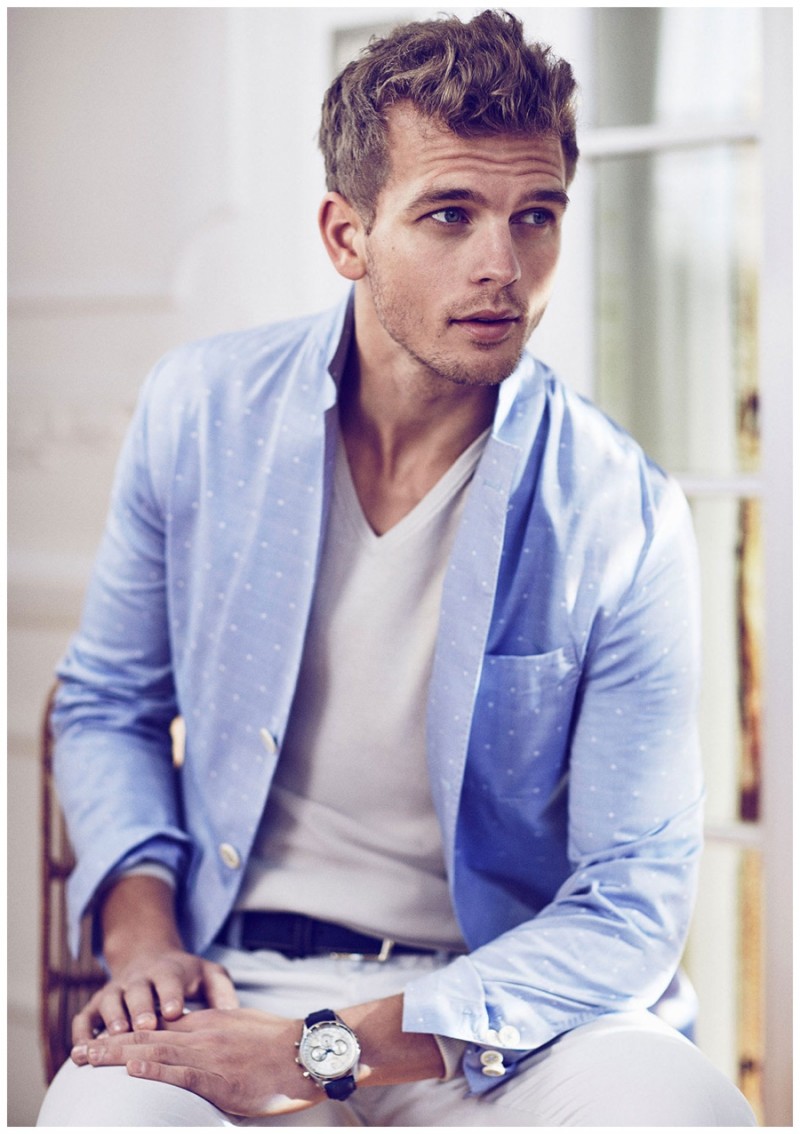 Benjamin Eidem is a casual vision in a light blue unstructured jacket.