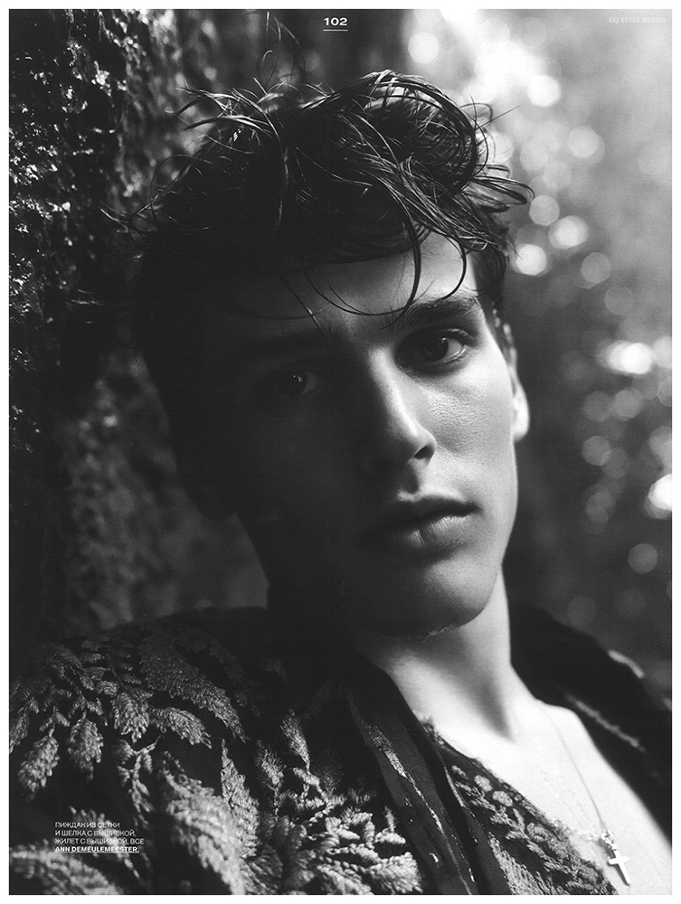 Simon Van Meervenne delivers a close-up photo in Ann Demeulemeester.