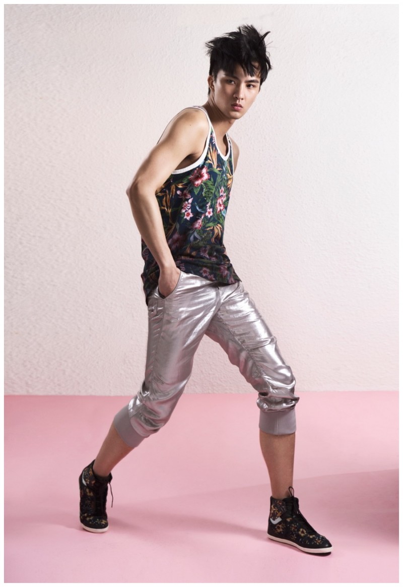 Sheng Huangis sporty in a pair of cropped joggers and a graphic print tank.