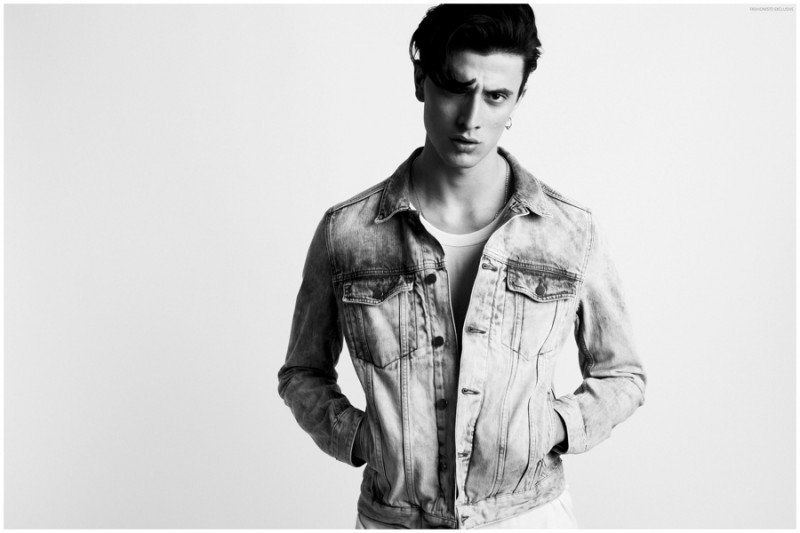 Adrian wears t-shirt Jockey and denim jacket Tommy Hilfiger.