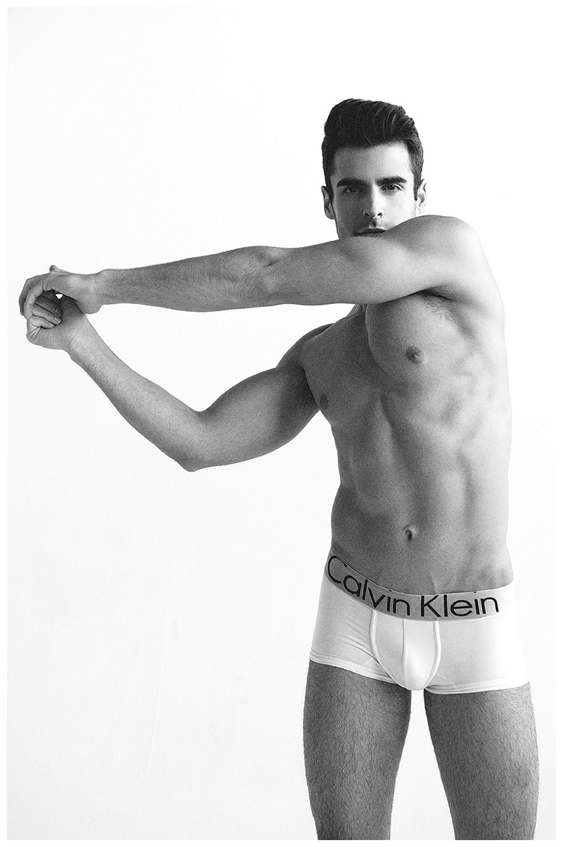 Edward wears underwear Calvin Klein.