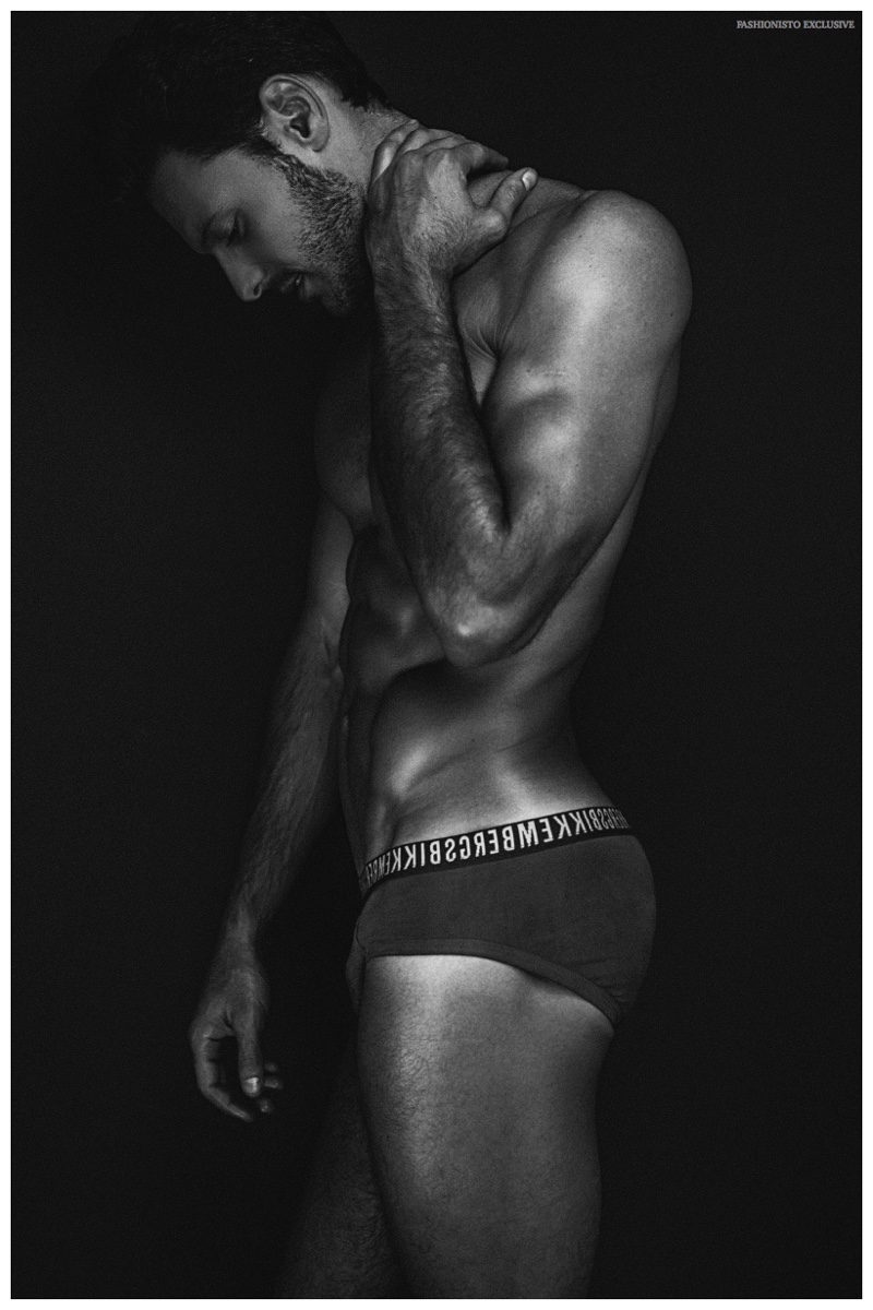 Eduardo wears underwear Bikkembergs.