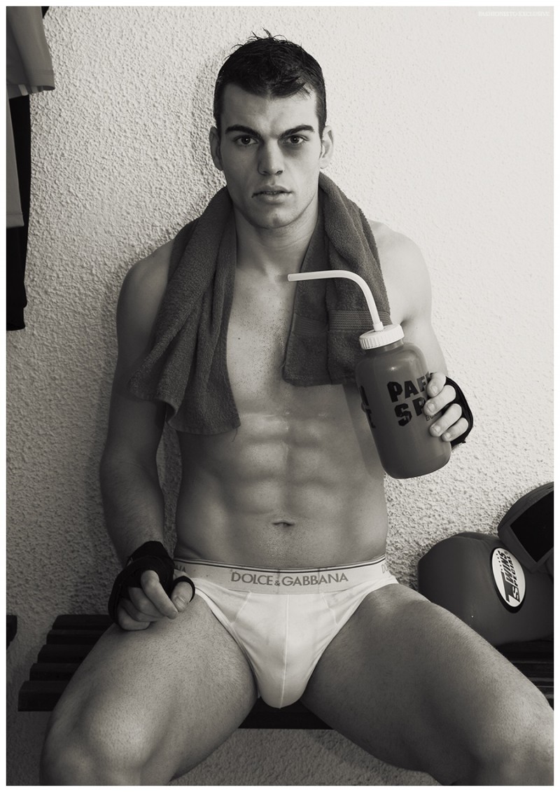 Jorge wears underwear Dolce & Gabbana and boxing gloves stylist's own.