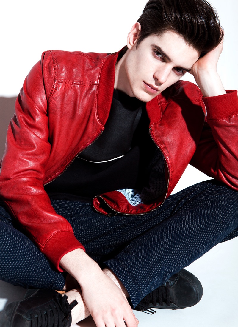 Daniel wears red bomber Redskins, sweatshirt Bershka, pants Supremebeing and sneakers Fred Perry.