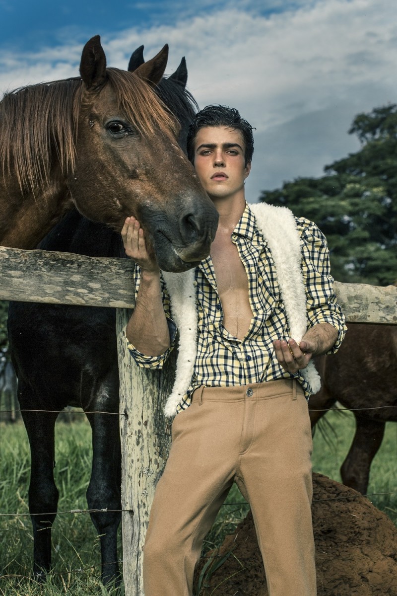 Bruno wears vest C&A, shirt Renner and pants Triton.