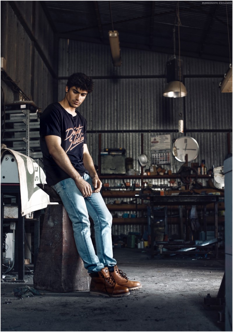 Ignacio wears jeans Dr. Denim, t-shirt T.C.S.S. and work boots Dickies.