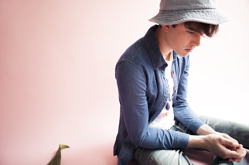 Luke wears denim shirt AZUL, jeans SEVEN 7, t-shirt Nona9on and bucket hat stylist's own.