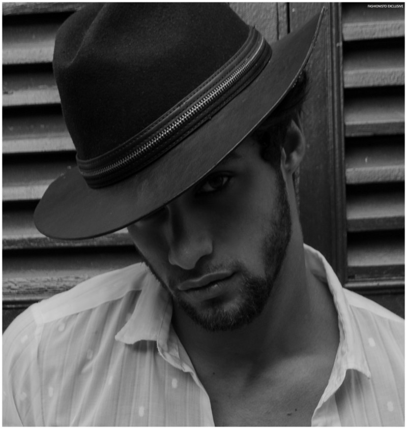 Pablo wears hat Zara and shirt Brechó Eu Amo.