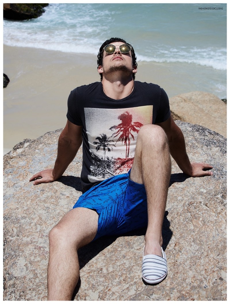 Thiago wears sunglasses Maison Martin Margiela x Mykita, t-shirt Osklen, shorts Jack Spade and shoes Lacoste.