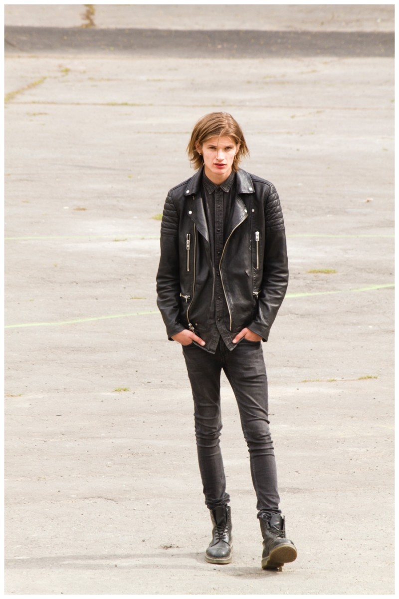 Haarvard heads outdoors in a lean, trendy black look, complete with a leather biker jacket.