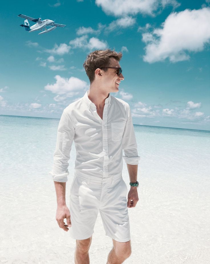 Clément hits the beach in a light summer look.