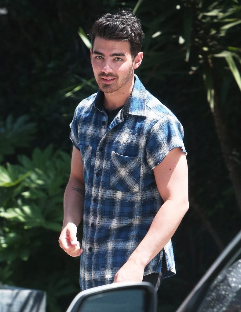 Style Idea: Joe Jonas Does Short-Sleeve Flannel