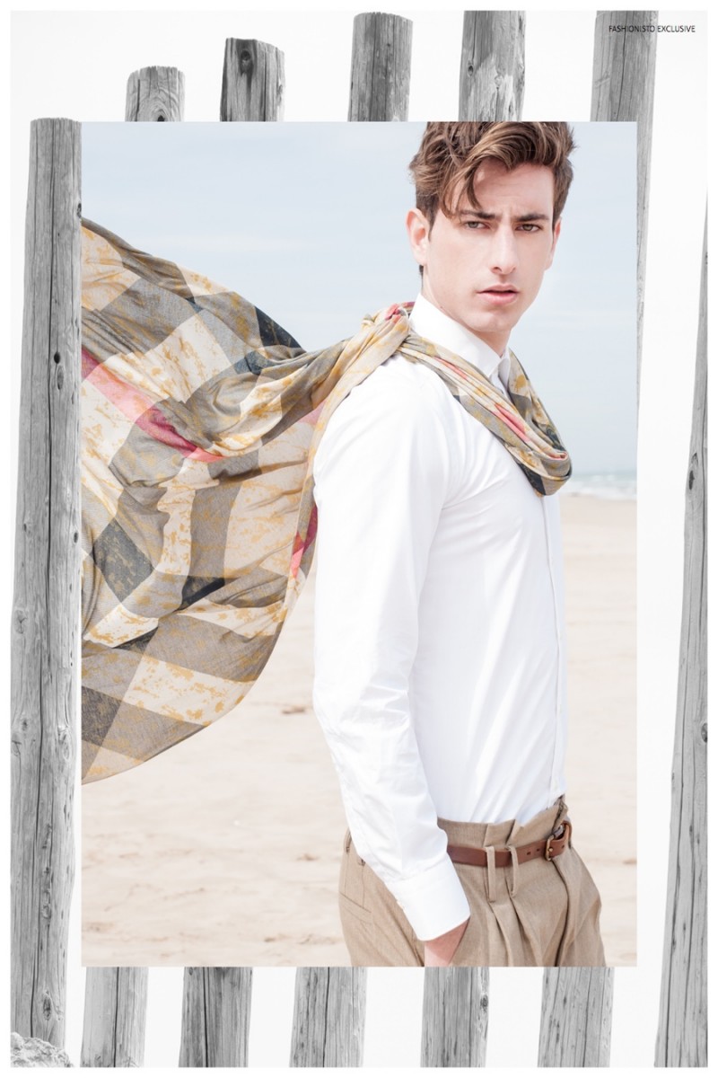 Martín wears shirt Prada, scarf Burberry, trousers Jil Sander and belt Massimo Dutti.