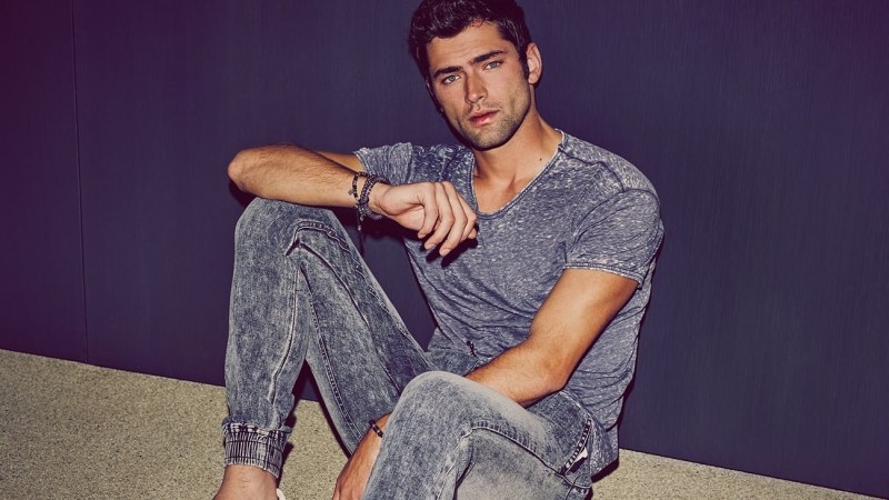Dressed in a casual wardrobe, Sean O'Pry fronts Penshoppe's new denim campaign.