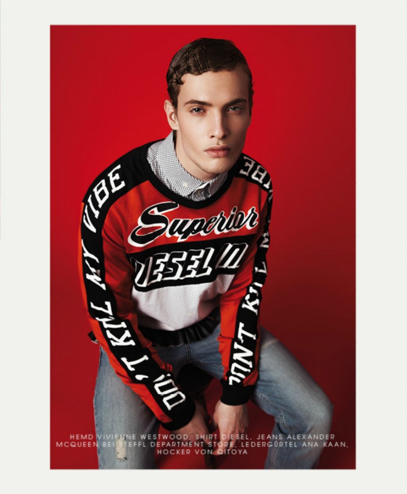 Simon gets sporty in a racing-inspired top.