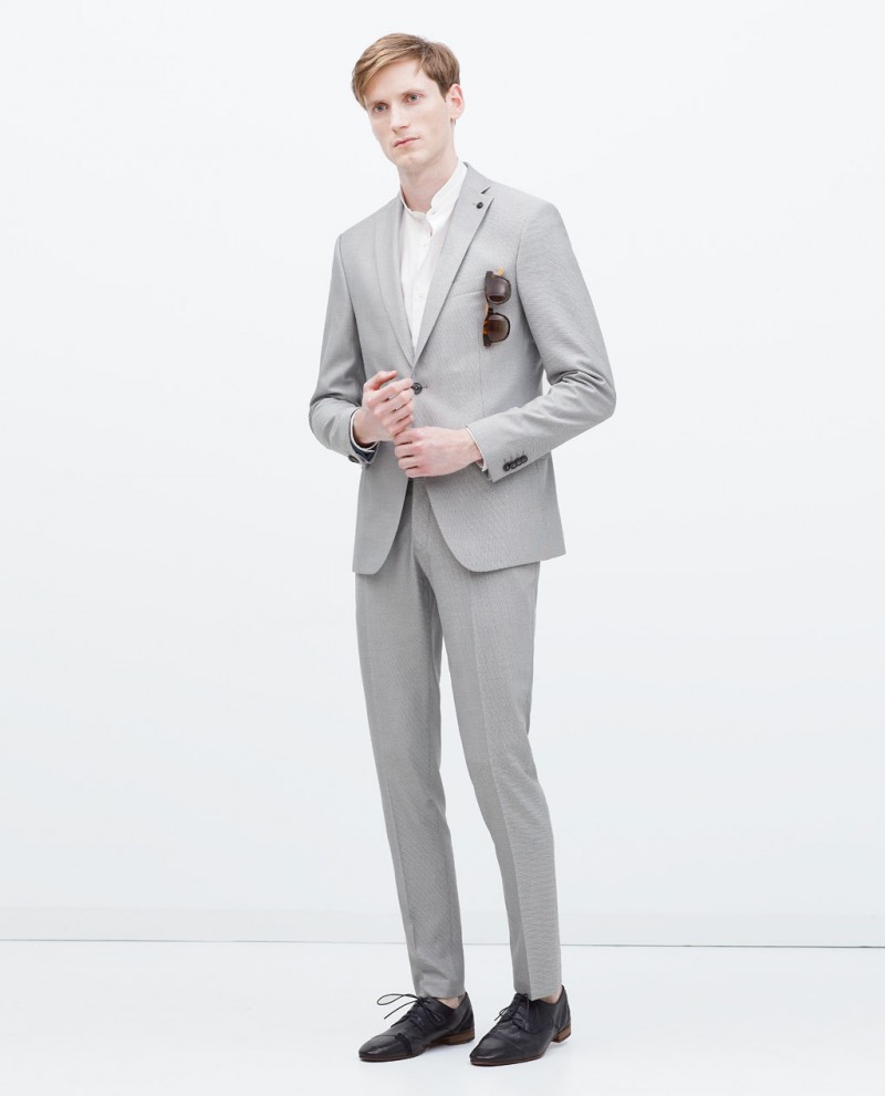 Ready for summer, Bastiaan models a light gray suit.