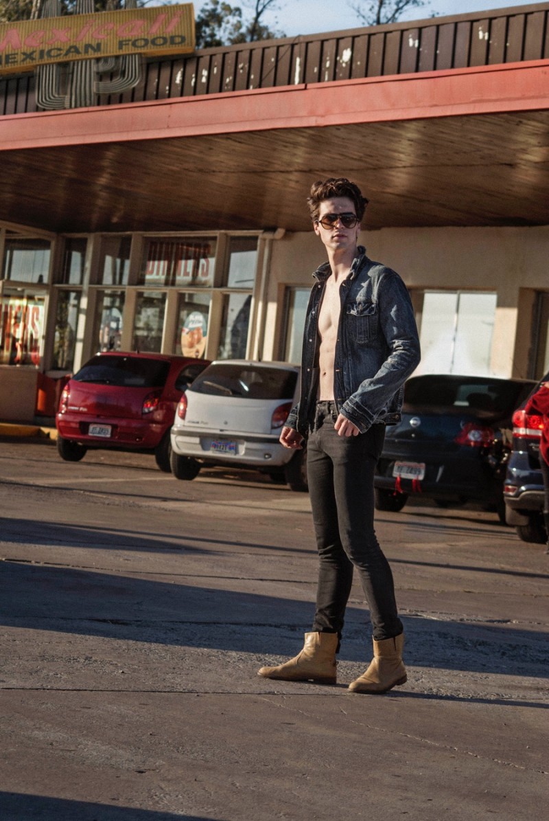 Franco wears sunglasses Ray-Ban, denim jacket Levi's, jeans AY Not Dead and boots Felix.