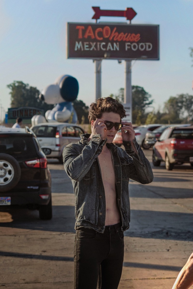 Franco wears sunglasses Ray-Ban, denim jacket Levi's, jeans AY Not Dead and boots Felix.